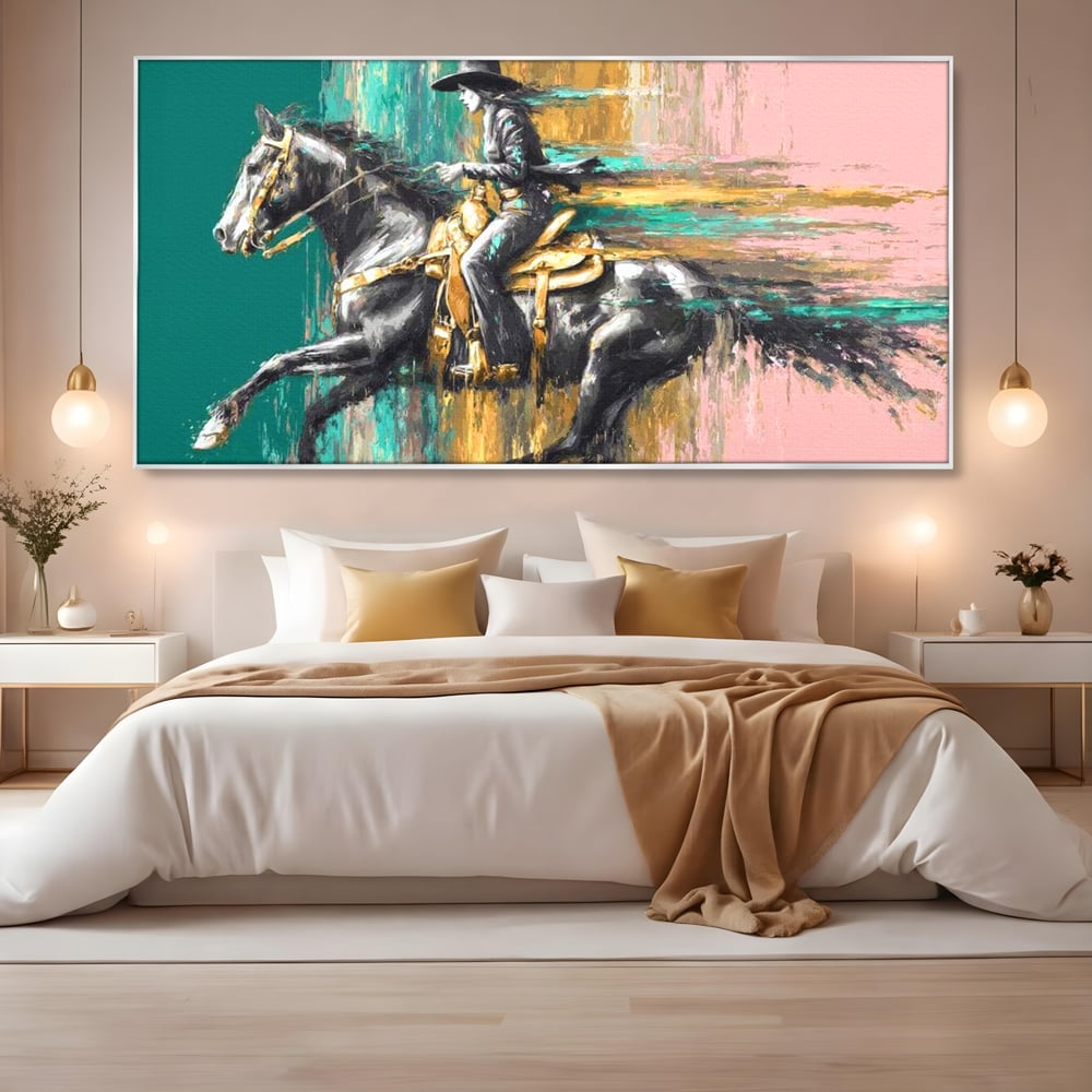 Tablou canvas cu pictura cu femeie calare pe armasar, in rama de aluminiu argintiu, pe perete intr-un dormitor